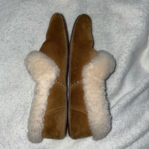 UGG MOCCASIN SLIPPERS